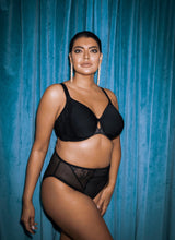 Load image into Gallery viewer, Charley EL4383 - Moulded Spacer Bra - Black